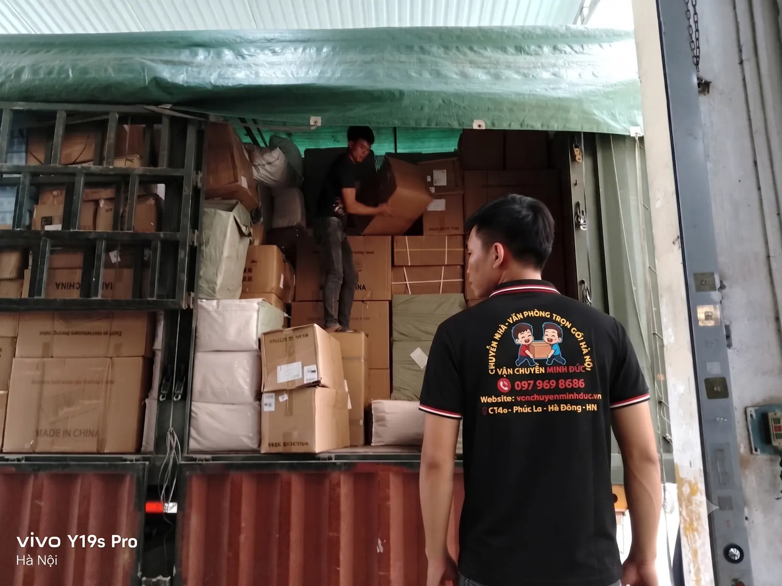 Nhân viên Minh Đức bốc xếp hàng hóa tại kho
